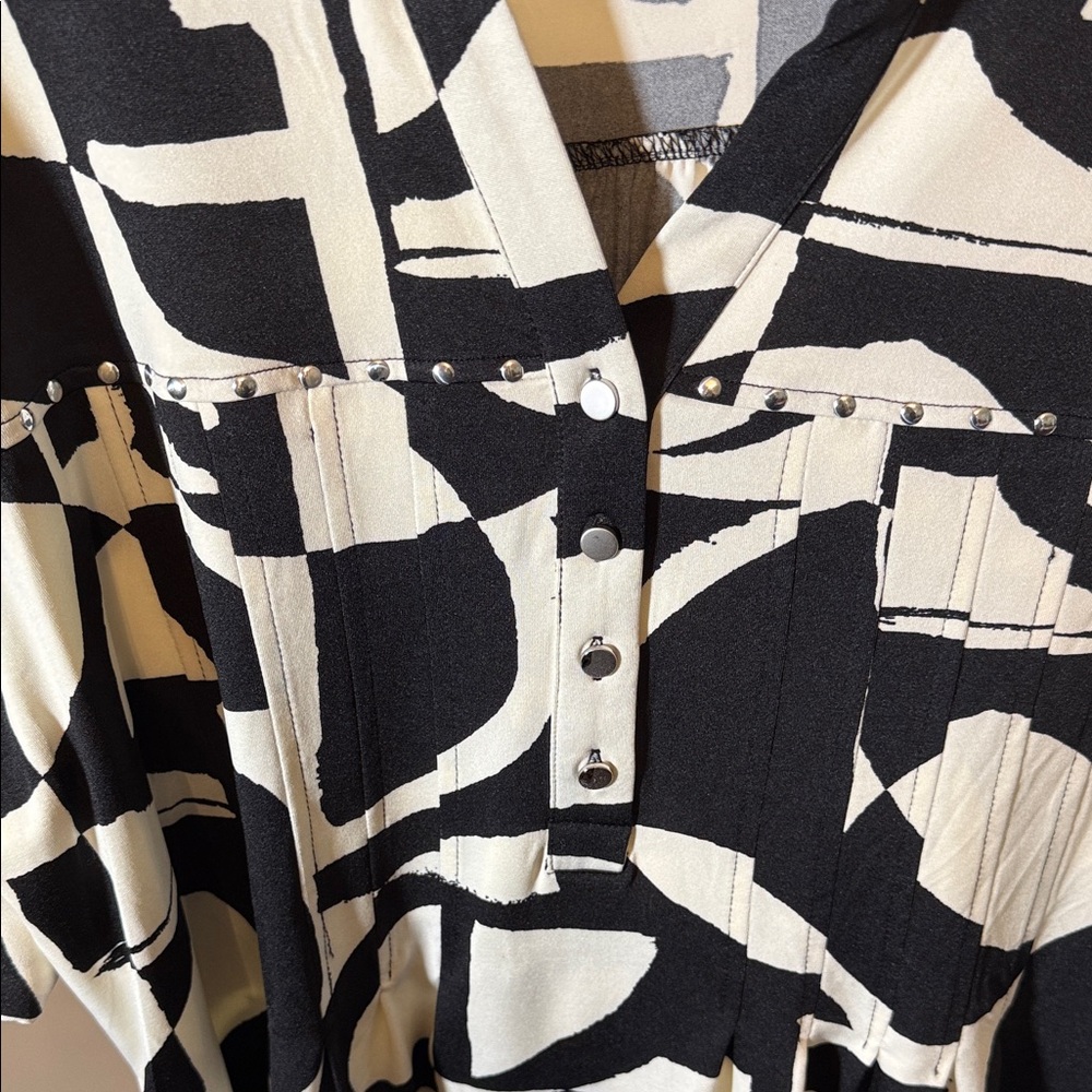 Cocomo Woman 1X Black White Abstract Blouse Rhinestone Detail Flowy Top - Picture 3 of 6